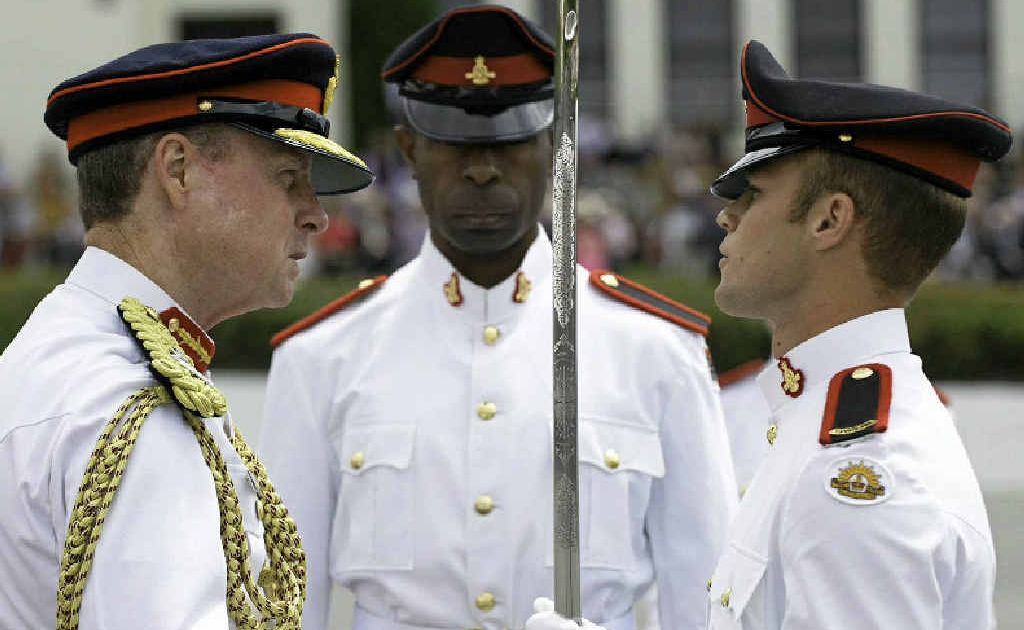 Lieutenant General David Morrison, AO, Chief of Army, presents the Queen’s Medal to Under Officer Nicholas Barber. Lieutenant General David Morrison, AO, Chief of Army, presents the Queen’s Medal to Under Officer Nicholas Barber.